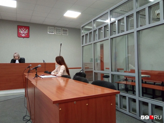 В зале суда находились только судья, адвокат обвиняемой и гособвинитель | Источник: Вероника Свизева / 59.RU 