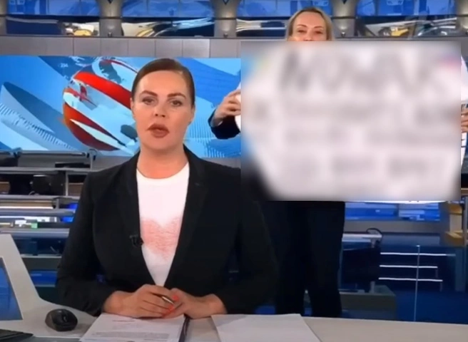 Девушке, ворвавшейся с плакатом в студию «Первого канала», может грозить уголовное дело | ya62.ru