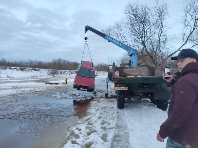 Автомобиль в итоге удалось достать из воды | Источник: Иван Алешков