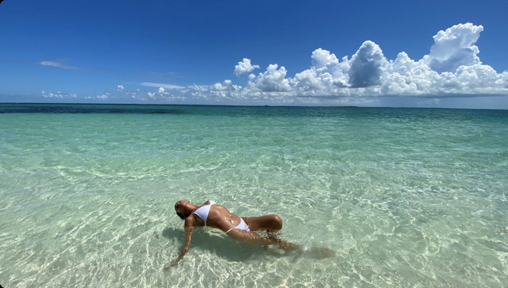Фото №1 - Эти ноги бесконечны: Ирина Шейк в бикини вновь доказывает, что на пляже ей нет равных