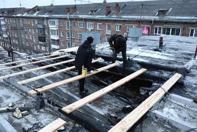 УК требует срочного капремонта крыши после обрушения чердака