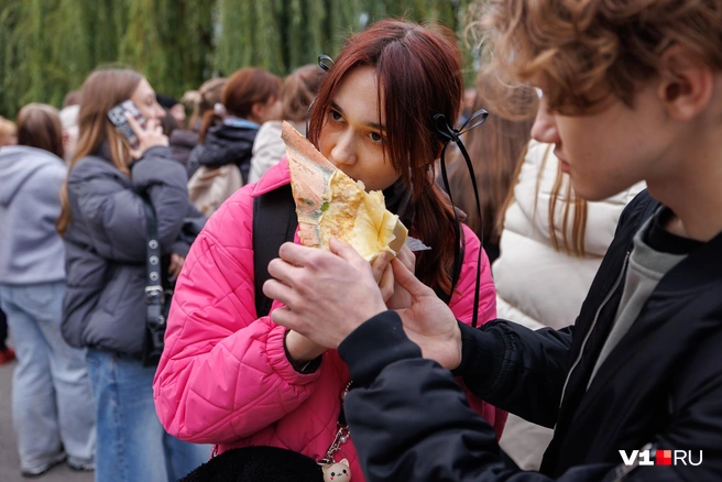 Кто-то приходил семьями, а кто-то парами | Источник: Алексей Волхонский / V1.RU