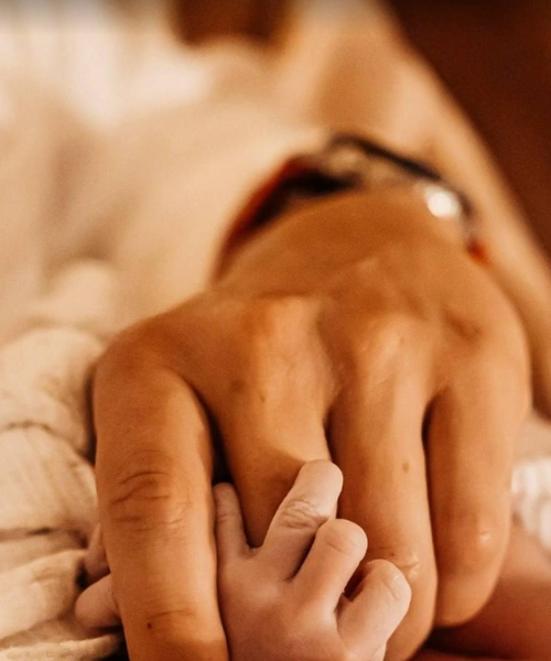 Первое фото из роддома: Влад Топалов держит за ругу новорожденного сына Федора | Источник: Соцсети