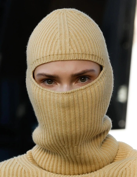 Балаклава Stella McCartney, коллекция осень-зима 2024/25 | Источник: Gregoire Avenel / Avalon via Legion Media