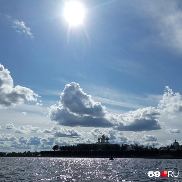 Прогулка по Волге открывает роскошный вид: волны, купола, солнце | Источник: Вероника Свизева / 59.RU