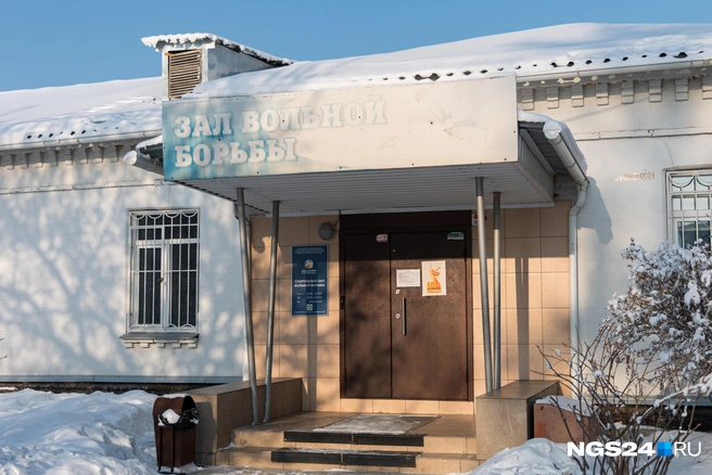 Вход в школу имени Бувайсара Сайтиева  | Источник: Мария Ленц / NGS24.RU