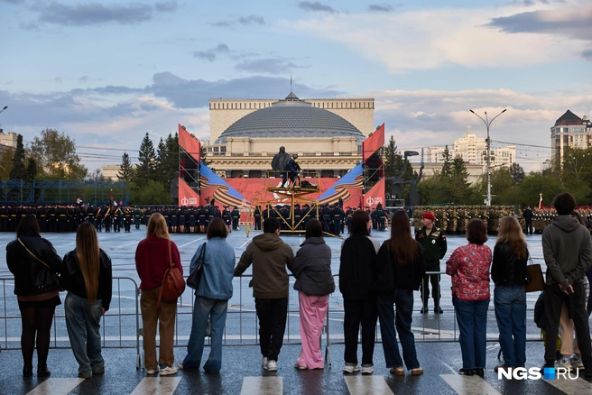 Новосибирцы собрались на площади Ленина, чтобы посмотреть репетицию | Источник: Александр Ощепков / NGS.RU