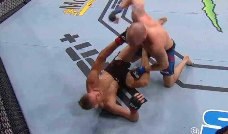 Фото №1 - Уникальный нокаут: боец UFC вырубил соперника, лежа на спине (видео)