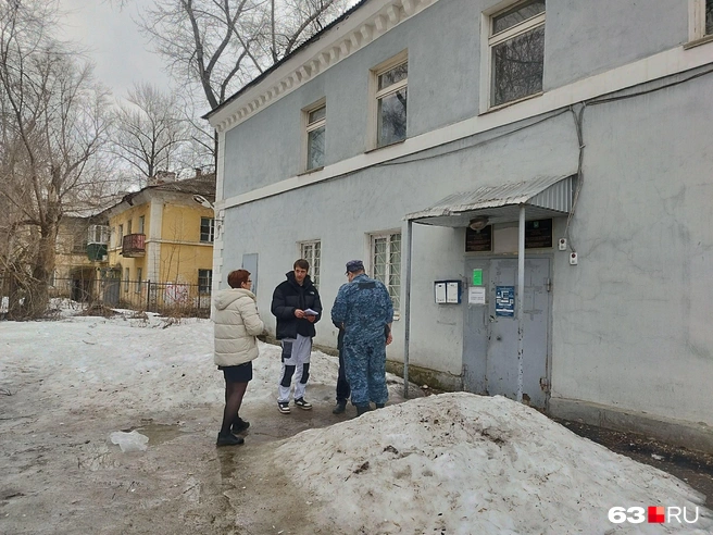 В тот раз снаружи собралось довольно много людей, они были, конечно, огорчены таким поворотом событий. Но заходить внутрь не было смысла&nbsp;— зайдешь, тебя развернут и выйдешь. И они пытались что-то узнать и посоветоваться со вторым охранником | Источник: Александра Исмайлова / 63.RU 