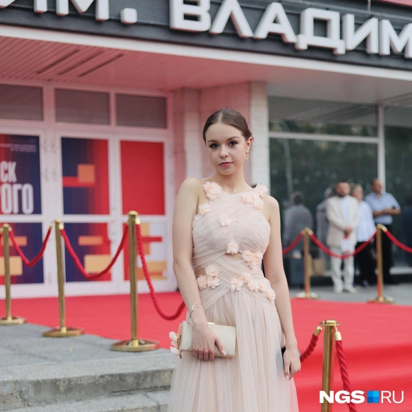 Выбор Ариши — нежное платье в пол | Источник: Алина Скитович / NGS.RU