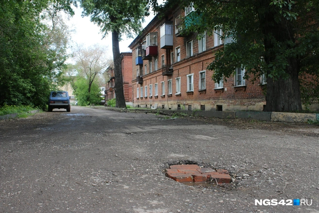 Часть внутренних проездов вымощена знаменитым новокузнецким кирпичом | Источник: Игорь Епифанцев / NGS42.RU