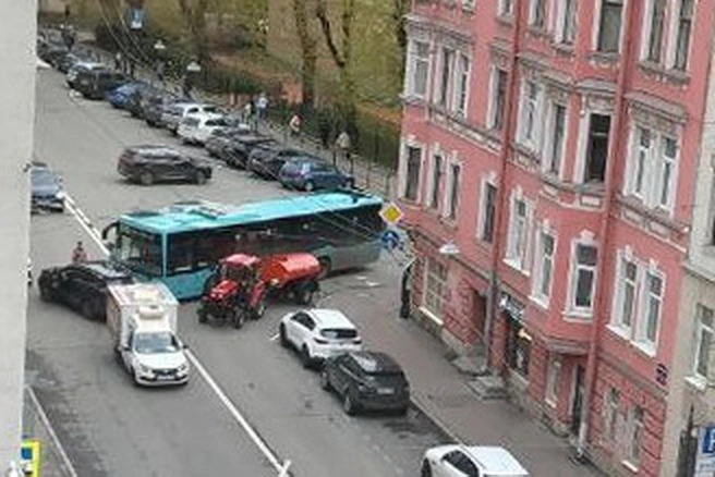 «Лада» прервала маршрут автобуса на Петроградской стороне. ДТП попало на видео | Источник: Мегаполис | ДТП и ЧП | Санкт-Петербург | Питер