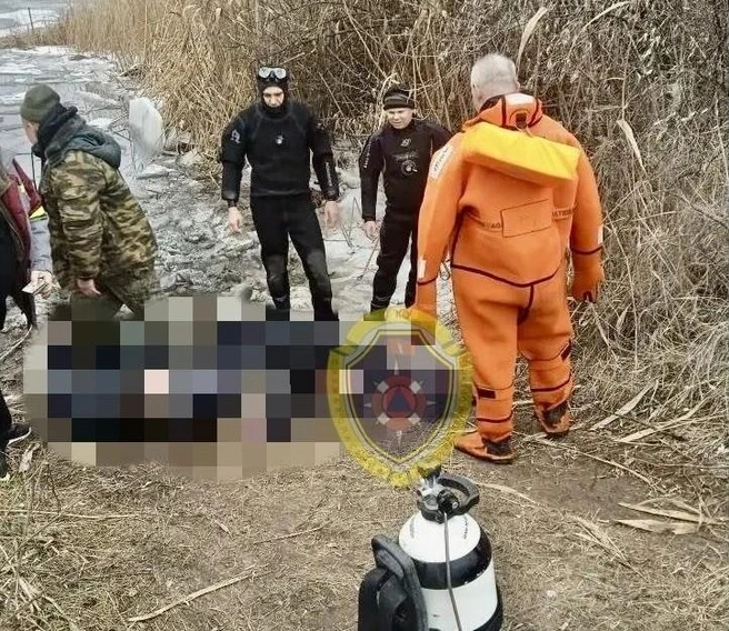 Тела пропавших рыбаков были найдены в реке и доставлены на берег | Источник: ГКУ «Служба спасения» / Vk.com