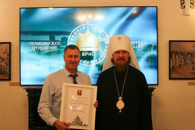 Петр Дятчин получает архиерейскую грамоту от Всемирного русского народного собора в марте 2025 года | Источник: Челябинское отделение ВРНС / Vk.com