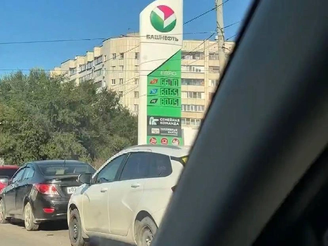 В целом найти бензин в Челябинске можно, но заправиться быстро может и не получиться | Источник: читатель 74.RU
