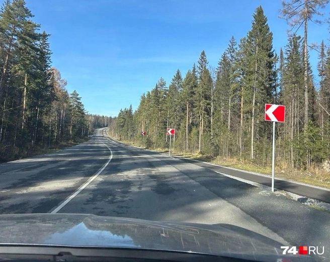 Справа от дороги построена велодорожка. Все семь километров идут в гору, поэтому туристам на вершине гулять — одно удовольствие | Источник: Татьяна Стриганова