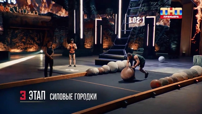 В одном из испытаний нужно было тяжелыми шарами сбить башню из металлических бочек | Источник: кард из шоу «Титаны» (18+), ТНТ, 2026 год