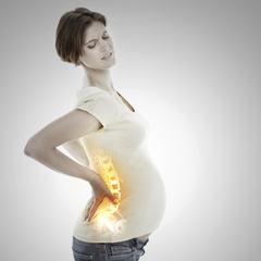 Почему во время беременности может сильно болеть поясница