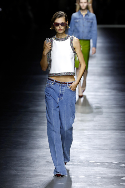 Стразы, дыры и карманы: выбираем самые модные джинсы весна-лето 2024