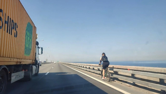 Дирекция КЗС Петербурга напоминает, почему на КАД и дамбу нельзя на велосипеде и пешком | Источник: Официальный канал ФКП «Дирекция КЗС г. СПб Минстроя России» (Дамба Санкт-Петербурга) / Telegram