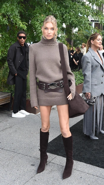 Эльза Хоск нашла эффектное платье-свитер на осень и показала, как его носить и быть в тренде | marieclaire.ru