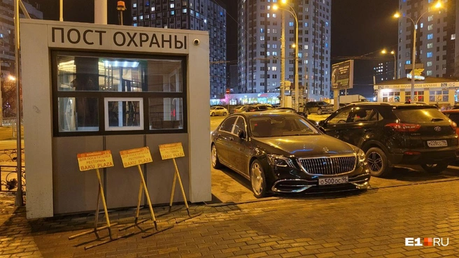 До недавнего времени этот Maybach постоянно занимал свое место на парковке | Источник: читатель E1.RU