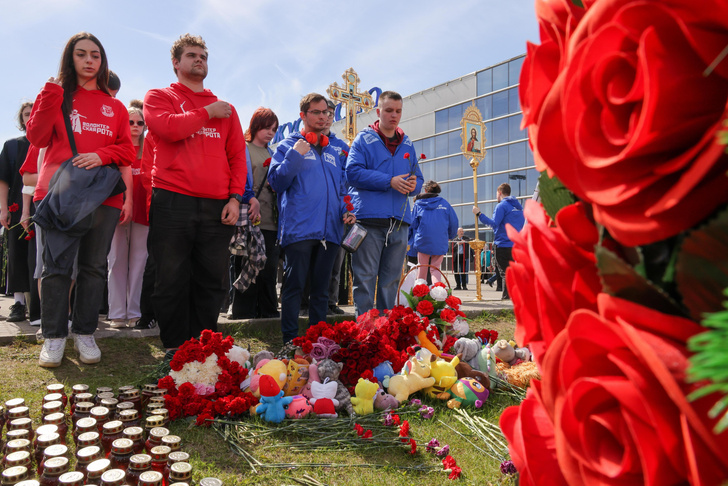 К «Крокусу» снова несут цветы, звезды говорят об утратах: 40 дней со дня теракта