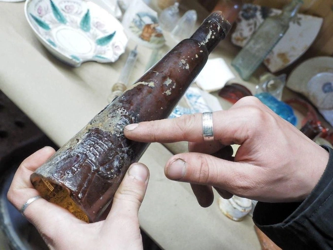 Бутылка Калашниковского пивоваренного завода. На изображении, возможно, император Николай II в костюме с бала 1903 года | Источник: Михаил Огнев / FONTANKA.RU
