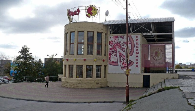 Пиццерия пользовалась популярностью, когда в Торговый центр ходили толпы посетителей | Источник: Ssgen / Сhelchel-ru.livejournal.com