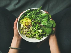Молоко продукт-одиночка, а десерт нельзя запивать кофе: нутрициолог Олеся Ревеко объяснила, как оставаться стройной и научиться сочетать продукты
