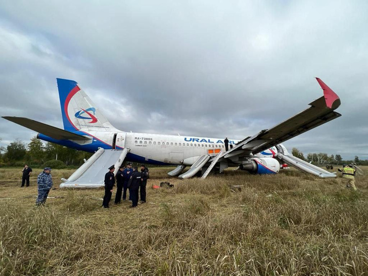 Пассажирка рейса Сочи-Омск вспомнила, как мужчины первыми спасались из самолета