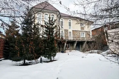 Особняк с бассейном и кинотеатром продают в Иркутске