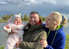 Отец не увидел первых шагов дочери: Наталья Рагозина похвасталась успехами наследницы