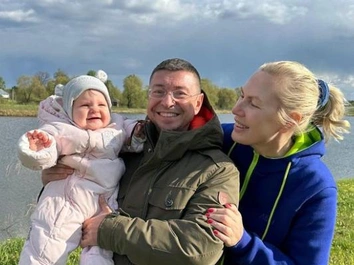 Отец не увидел первых шагов дочери: Наталья Рагозина похвасталась успехами наследницы