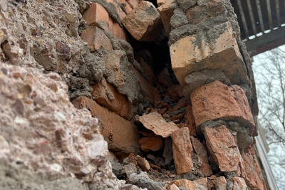 Жильцы аварийного дома в Тавричанке снова пожаловались в следком