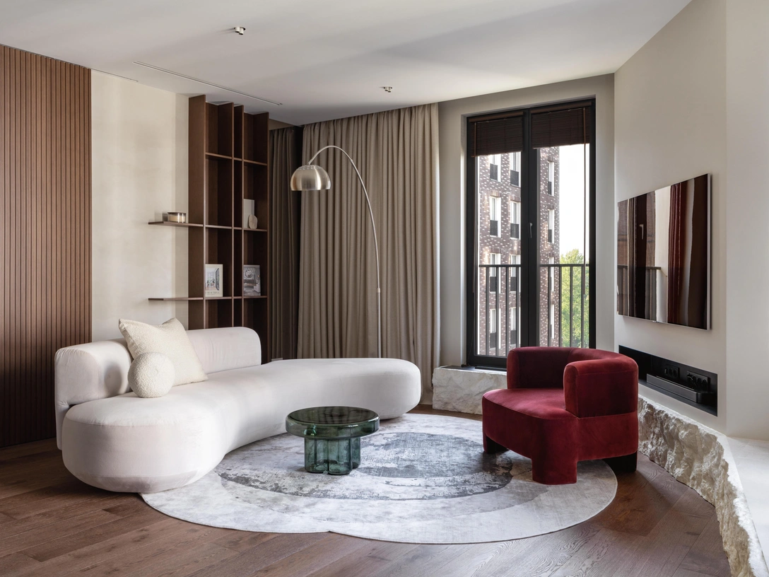 Диван изготовлен по эскизам дизайнера, Fluffy Puffy. Кресло, La Redoute. Ковер, Kover.ru. | Источник: Екатерина Литке. Стиль: Ася Зимацкая