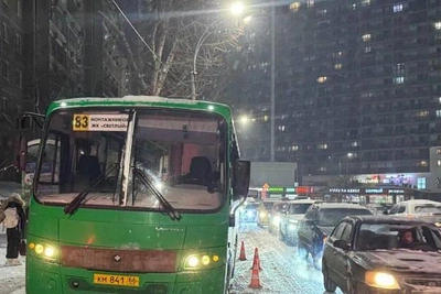 В Екатеринбурге подросток поскользнулся и попал под автобус