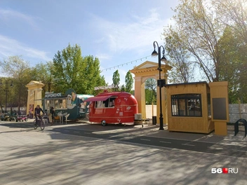 Территорию прямо напротив «маленького Ленина» на время благоустройства «оккупировали» ларьки с мороженым и сахарной ватой | Источник: Владислав Митрошин / 56.RU
