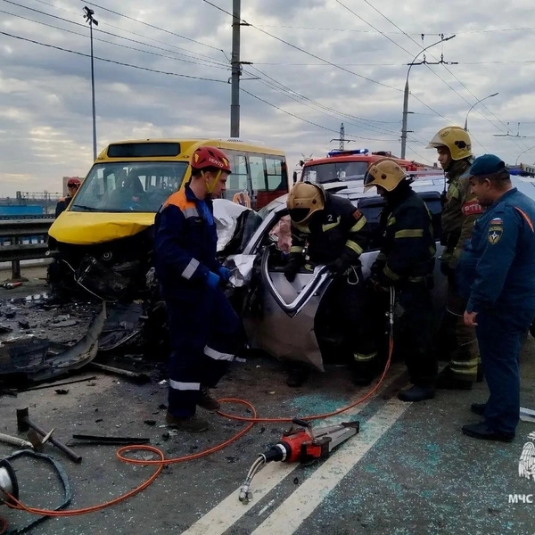 По последним данным, восемь человек с травмами попали в Соловьевскую больницу, одного ребенка госпитализировали в ОДКБ | Источник: МЧС Ярославской области / MAX