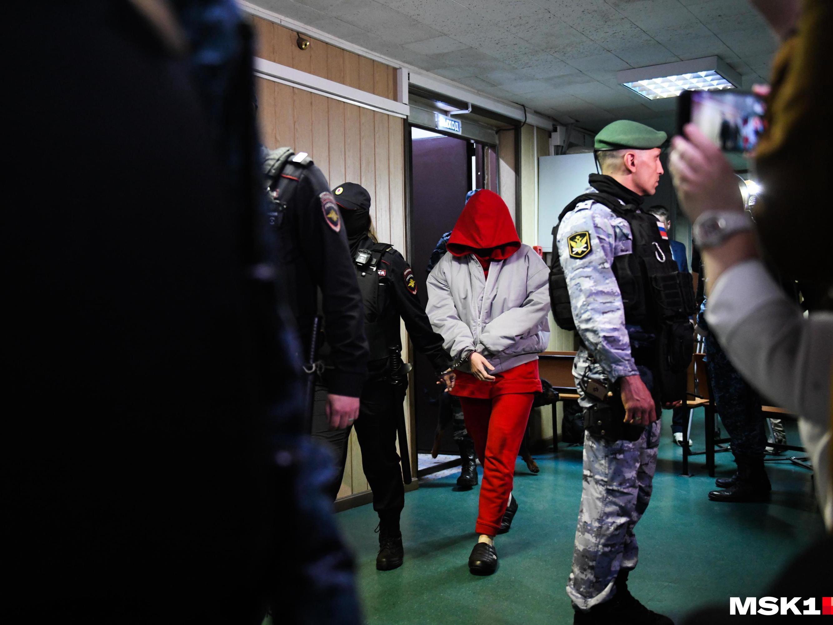 <p>Елену ведут на одно из судебных заседаний по избранию меры пресечения</p>