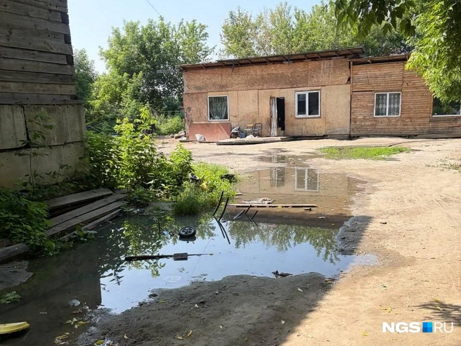 Мария Петровна пригласила нас в свой дом, чтобы рассказать о проблеме | Источник: Настасья Медведева / NGS.RU