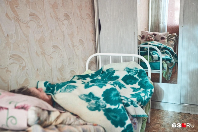 Есть те, кто встать не сможет больше никогда. Они «долеживают» остаток своей жизни в сложившихся обстоятельствах | Источник: Роман Данилкин / 63.RU