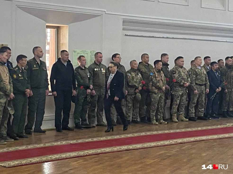 Депутат Галина Данчикова тоже пришла, но быстро ушла. Возможно, она опаздывала на самолет до Москвы | Источник: Надежда Ефимова / 14.RU