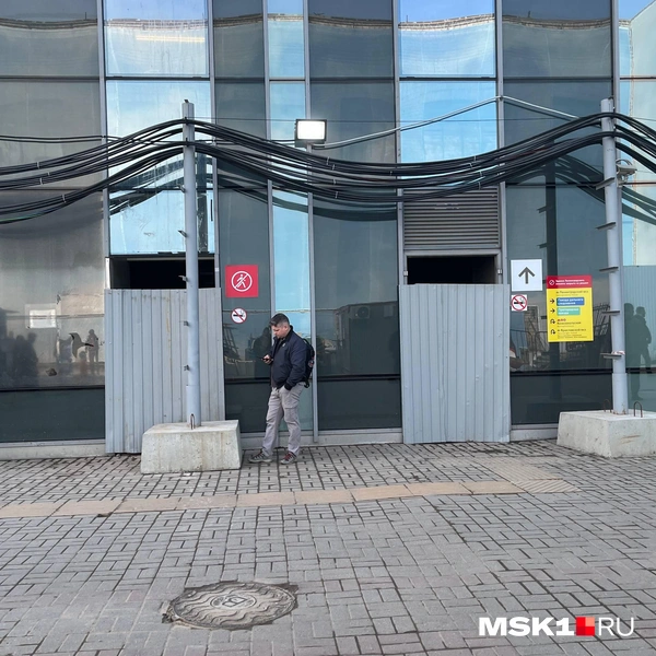 Обогнув статую, нужно пройти мимо закрытого здания Ленинградского вокзала | Источник: Виктория Чулюкина / MSK1.RU