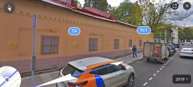 В последние годы флигель был затянут строительной сеткой, повторявшей его первоначальный облик | Источник: Яндекс.Карты