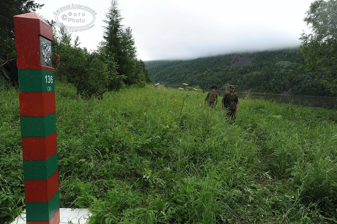 Пограничный столб у реки Амазар на границе с Амурской областью | Источник: Евгений Епанчинцев