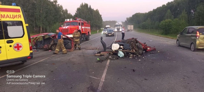 Авария произошла вечером 29 июля, красный Toyota Vitz разорвало на части | Источник: ГАИ по Новосибирской области