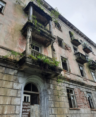 «Романтика тлена»: зачем туристы едут смотреть на руины советского прошлого в горах Абхазии