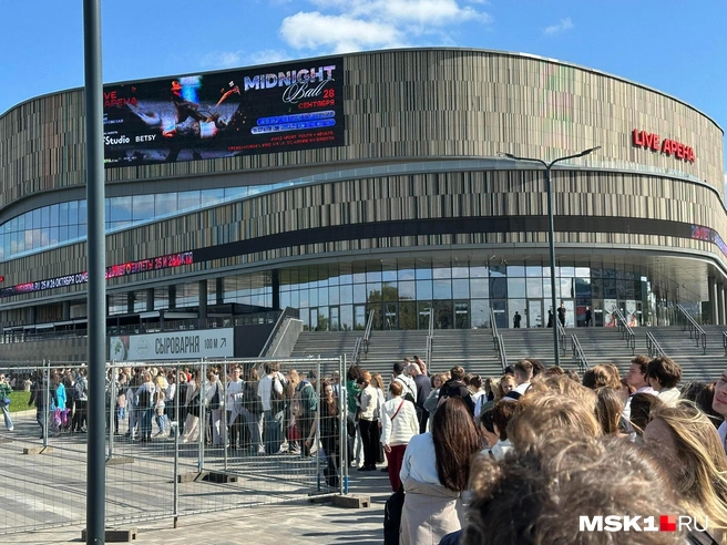 Очередь актеров массовки перед ареной | Источник: читатель MSK1.RU