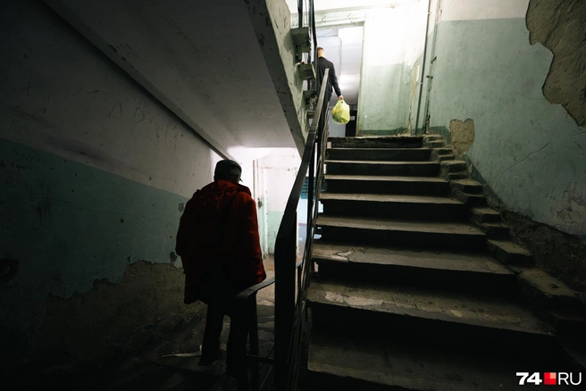 Людям приходится подниматься и спускаться пешком | Источник: Наталья Лапцевич